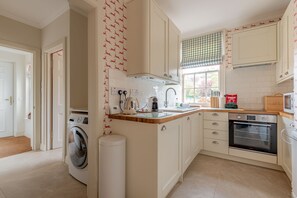 Fridge, microwave, oven, dishwasher - The Windmill Room | 1 min to Old Course (St Andrews)