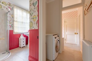 Shower, hair dryer, towels, soap - The Windmill Room | 1 min to Old Course (St Andrews)