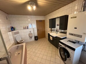 Shower, hair dryer, towels, soap - Large apartment in the middle of the Palatinate Forest (Kindsbach)