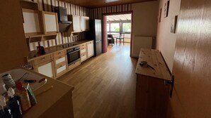 Coffee/tea maker, fridge, microwave, oven - Large apartment in the middle of the Palatinate Forest (Kindsbach)