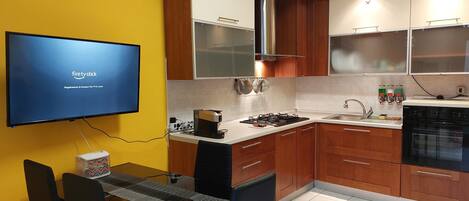 Fridge, oven, stovetop, dishwasher