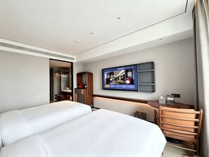 Free minibar, in-room safe, individually decorated, desk - UrCove Xi'an Great Tang All Day Mall (Xi'an)