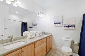 Family House, 2 Bedrooms, Non Smoking | Bathroom | Towels, soap, shampoo, toilet paper