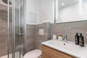 Doccia, asciugacapelli, asciugamani, sapone