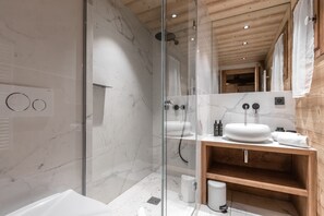 Een douche, een haardroger, handdoeken