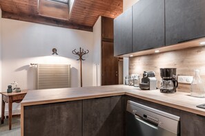Fridge, oven, dishwasher, coffee/tea maker