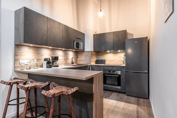 Fridge, oven, dishwasher, coffee/tea maker