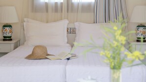 Double Room with Pool View | Safe på rommet, strykejern/-brett og wi-fi (inkludert)
