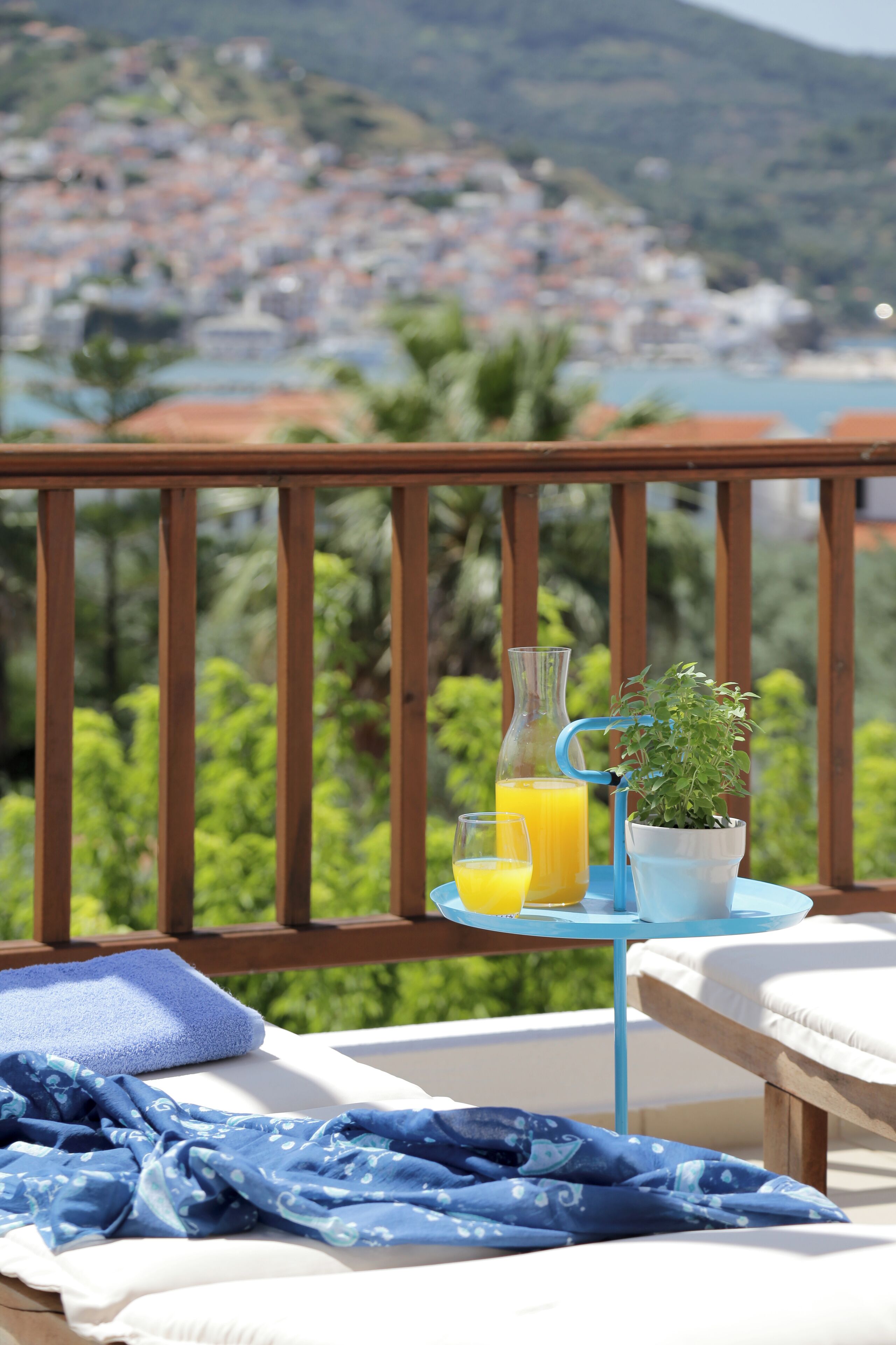 Family Room with Panoramic View | Vistas del balcón