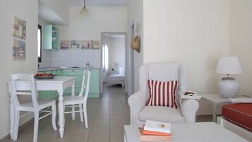 One Bedroom Apartment with Pool or Garden View | Dapur pribadi | Lemari es kecil, kompor, dan peralatan masak/sendok-piring