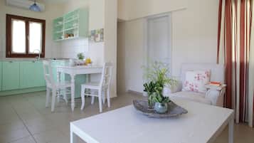 Family Room with Panoramic View | Privat køkken | Minikøleskab, kogeplade, køkkentøj/tallerkener/redskaber