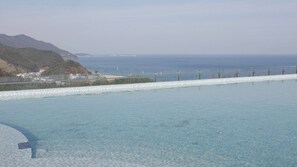 En säsongsöppen utomhuspool