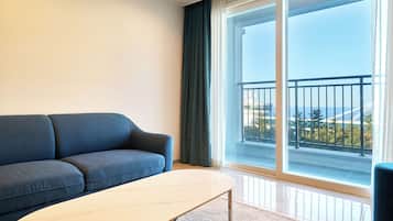 주니어 스위트, 침대(여러 개), 금연, 바다 전망 | 거실 공간 | 바닥 난방/온돌