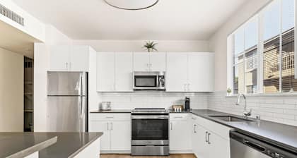 5 minutes from six flags , close to shopping center 2 beds 2 bath private