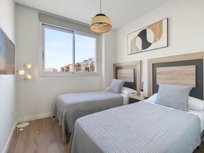 2 bedrooms, desk, Internet