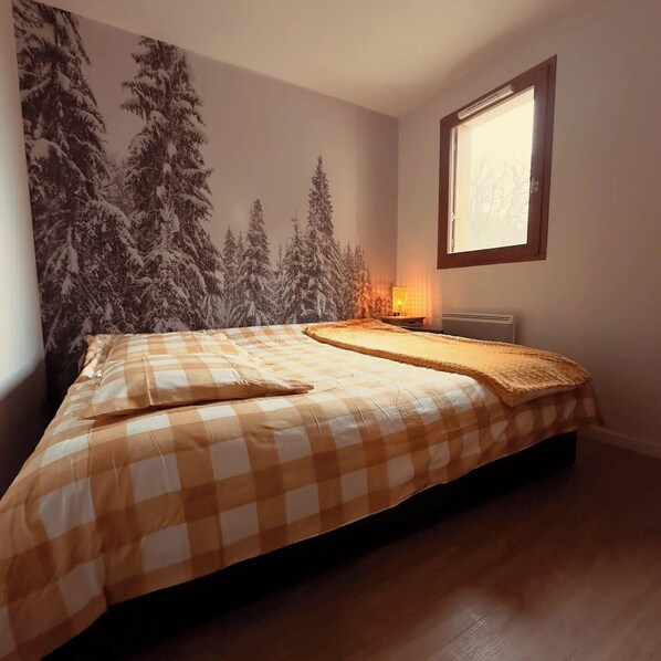 1 dormitorio, tabla de planchar con plancha, ropa de cama