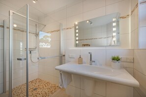 Dusche, Haartrockner, Handtücher
