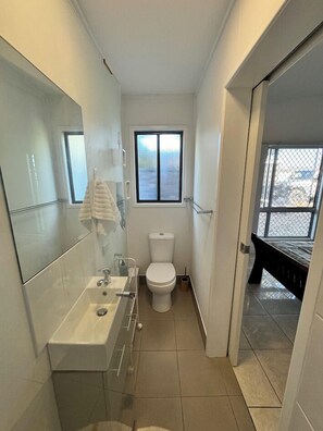 Sèche-cheveux, serviettes fournies