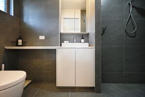 Secadora de cabello, toallas, jabón, papel de baño 
