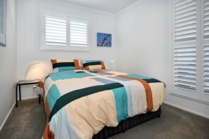 2 habitaciones, escritorio, tabla de planchar con plancha y wifi gratis 