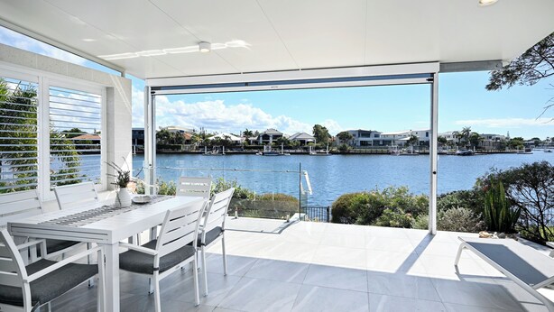 Outdoor dining - Waterfront Stylish Luxury, Light, Relaxed (Sunshine Coast)