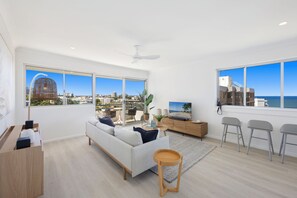 Smart TV, books - Kings Beach, Ocean Views, CBD (Sunshine Coast)