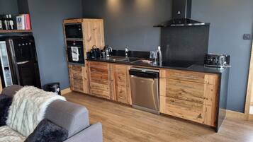 Microondas, horno, placa de cocina y lavavajillas