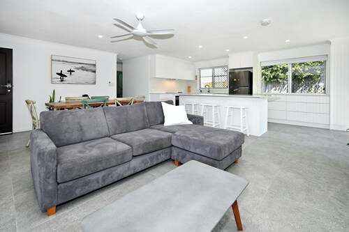 Poppy's Beach House - Absolute Beachfront