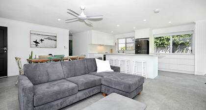 Poppy's Beach House - Absolute Beachfront