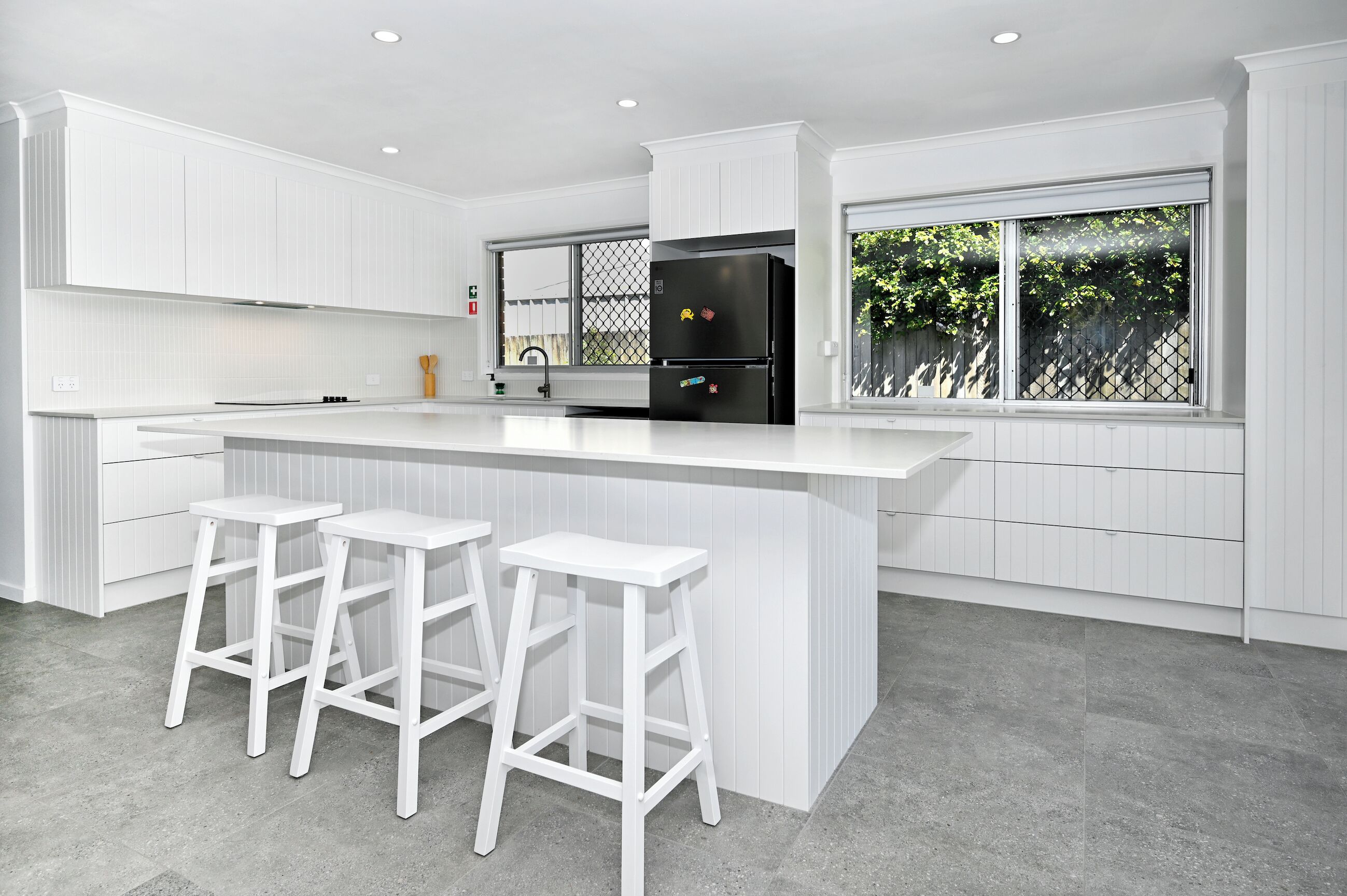 冷蔵庫、電子レンジ、オーブン、コンロ