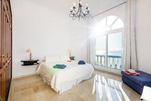 3 bedrooms, desk, iron/ironing board, travel crib