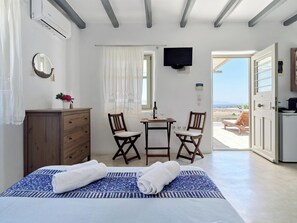 Studio Eleftheria | Cofres nos quartos, individualmente decorados