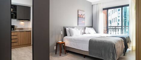Estudio junior | Escritorio, espacio para trabajar con laptop y cortinas blackout