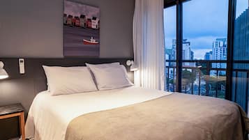 Estudio urbano | Escritorio, espacio para trabajar con laptop y cortinas blackout