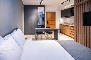 Executive Studio | Desk, laptop workspace, blackout drapes, free WiFi