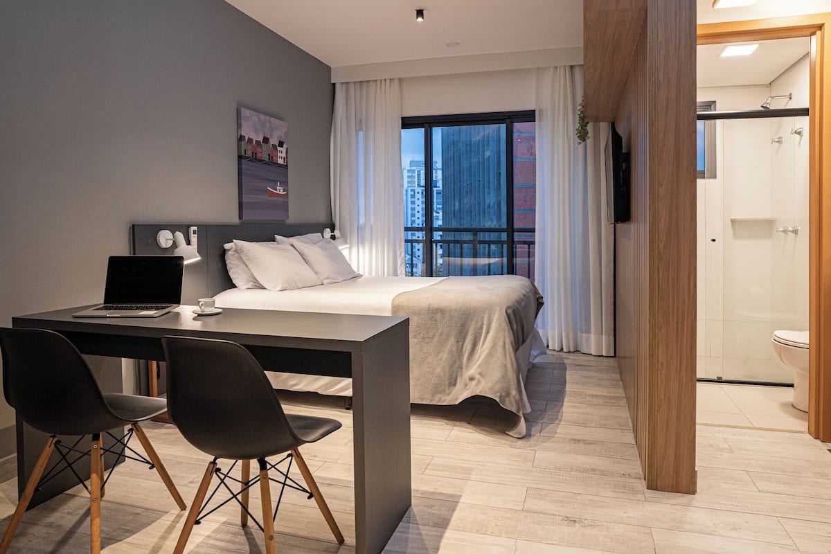 City studio | Een bureau, een laptopwerkplek, verduisterende gordijnen, reisbedje