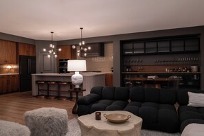 Living area - After Midnight - Luxurious professionally designed home!: Rich Design with Boutique Hotel Elegance (Coachella)