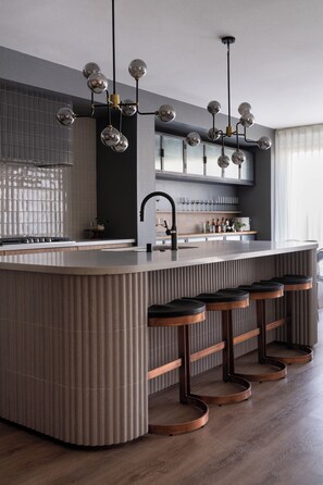 Private kitchen - After Midnight - Luxurious professionally designed home!: Rich Design with Boutique Hotel Elegance (Coachella)