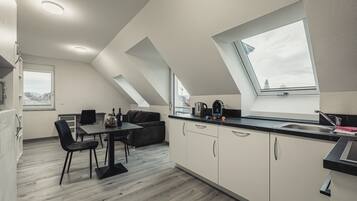 Appartement Standard, 1 lit double et 1 canapé-lit, non-fumeurs, vue ville | Cuisine privée | Réfrigérateur, micro-ondes, four, plaque de cuisson