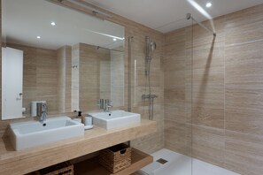 Shower, hair dryer, towels, toilet paper - 2BR Penthouse with Panoramic Views (Benahavís)