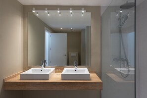 Douche, séchoir à cheveux, serviettes fournies, papier de toilette