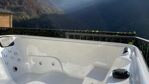 Un jacuzzi con vistas a la montaña.