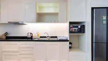 Apartamento família, sacada, vista para a cidade | Cozinha privada | Geladeira, cooktop, talheres/pratos/utensílios de cozinha