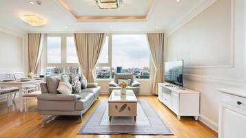 Panoramic Apartment, Balcony, City View | Living area