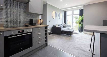 The Sharston- Free Parking - Close To Airport