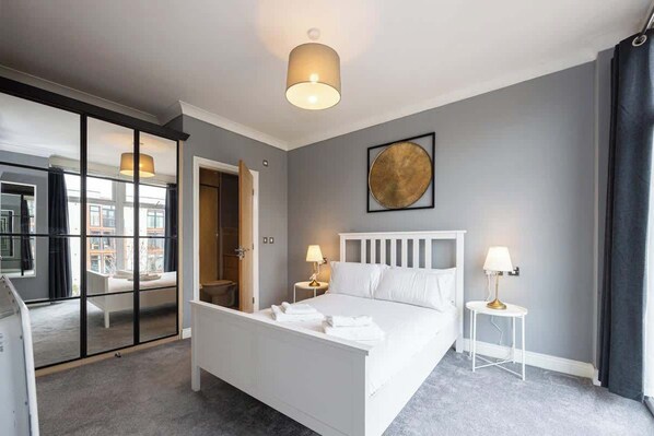 2 habitaciones, tabla de planchar con plancha, wifi y ropa de cama 