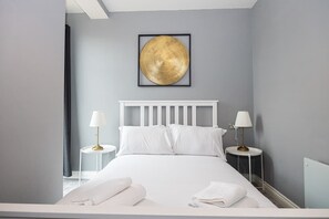 2 habitaciones, tabla de planchar con plancha, wifi y ropa de cama 