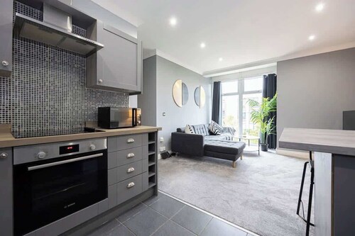 Modern Apartment w/ Free Parking & Close to Airport