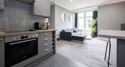 Modern Apartment w/ Free Parking & Close to Airport