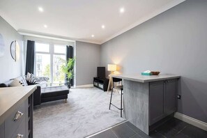 Televisión y oficina 